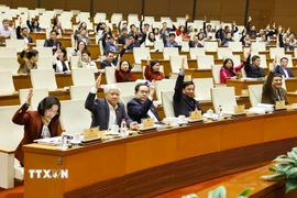 Chủ tịch Quốc hội Trần Thanh Mẫn và đại biểu biểu quyết. (Ảnh: Doãn Tấn/TTXVN)