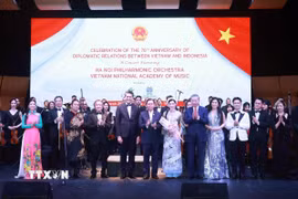 Tổng Bí thư Tô Lâm và Chủ tịch Thượng viện Indonesia Sultan Bachtiar Najamudin tặng hoa cho các nghệ sỹ. (Ảnh: Thống Nhất/TTXVN)
