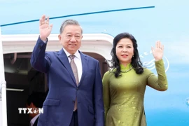 Tổng Bí thư Tô Lâm và Phu nhân đến Sân bay quân sự Halim Perdanakusuma, Jakarta. (Ảnh: Thống Nhất/TTXVN)