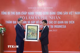 Tổng Bí thư Tô Lâm tặng quà cho Đại sứ quán Việt Nam tại Indonesia. (Ảnh: Thống Nhất/TTXVN)