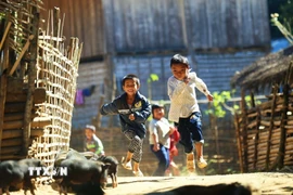 Niềm vui của trẻ em vùng cao khi chơi cùng bạn bè. (Ảnh: Phan Tuấn Anh/TTXVN)