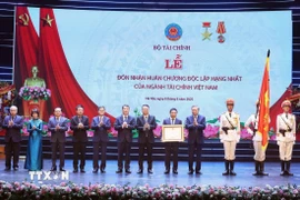 Tổng Bí thư Tô Lâm trao tặng Huân chương Độc lập hạng Nhất cho ngành tài chính. (Ảnh: Thống Nhất/TTXVN)
