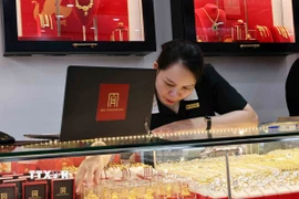 Vàng bày bán tại một cửa hàng. (Ảnh: Trần Việt/TTXVN)