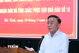 Ông Trần Cẩm Tú, Ủy viên Bộ Chính trị, Thường trực Ban Bí thư gửi lời thăm hỏi tới nhân dân tỉnh Hà Tĩnh trước thiệt hại do bão số 10 gây ra. (Ảnh: Phương Hoa/TTXVN)