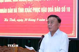 Ông Trần Cẩm Tú, Ủy viên Bộ Chính trị, Thường trực Ban Bí thư gửi lời thăm hỏi tới nhân dân tỉnh Hà Tĩnh trước thiệt hại do bão số 10 gây ra. (Ảnh: Phương Hoa/TTXVN)