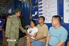 Chủ tịch Ủy ban Nhân dân tỉnh Cao Bằng Lê Hải Hòa động viên các gia đình có nạn nhân mất tích. (Ảnh: TTXVN phát)