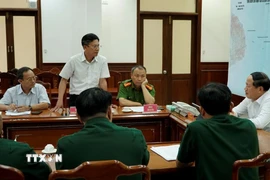 Các lực lượng thảo luận các phương án tìm kiếm tàu cá BĐ 97258 TS. (Ảnh: Đình Quân/TTXVN)