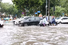 Đường Trần Quang Khải (Hà Nội) ngập sâu, các phương tiện di chuyển khó khăn. (Ảnh: Vũ Quang/TTXVN)