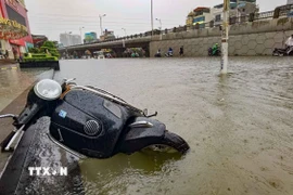 Cuối đường Minh Khai (phía chân cầu Vĩnh Tuy) mênh mông nước chiều 30/9. (Ảnh: Thanh Tùng/TTXVN)