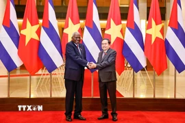 Chủ tịch Quốc hội Trần Thanh Mẫn đón Chủ tịch Quốc hội Cuba Esteban Lazo Hernández. (Ảnh: Doãn Tấn/TTXVN)