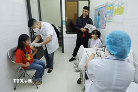 Cán bộ Trạm y tế phường Lương Văn Tri, tỉnh Lạng Sơn tiêm vaccine phòng, chống dịch sởi cho trẻ em. (Ảnh: Anh Tuấn/TTXVN)