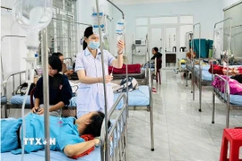 Trung tâm Y tế Ea H’Leo điều trị cho các bệnh nhân nghi ngộ độc bánh mỳ. (Ảnh: TTXVN phát)