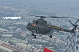 Cận cảnh trực thăng kéo cờ trên bầu trời Thành phố Hồ Chí Minh