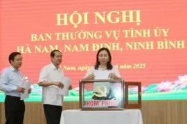 Các đại biểu bỏ phiếu thông qua phương án nhân sự. (Ảnh: Nguyễn Chinh/TTXVN)