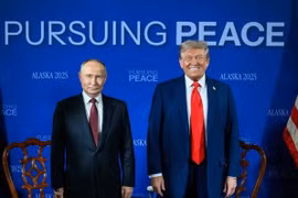 Tổng thống Mỹ Donald Trump (phải) và Tổng thống Nga Vladimir Putin tại cuộc gặp ở Alaska. (Nguồn: Nhà Trắng)