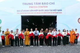 Cắt băng khánh thành Trung tâm Báo chí phục vụ Đại lễ Vesak Liên hợp quốc 2025. (Ảnh: Xuân Khu/TTXVN)