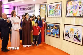 Phu nhân Tổng Bí thư, bà Ngô Phương Ly và Tổng Giám đốc UNESCO Audrey Azoulay thăm Bảo tàng Phụ nữ Việt Nam. (Ảnh: Minh Đức/TTXVN)