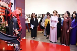 Phu nhân Tổng Bí thư, bà Ngô Phương Ly và Tổng Giám đốc UNESCO Audrey Azoulay thăm Bảo tàng Phụ nữ Việt Nam. (Ảnh: Minh Đức/TTXVN)