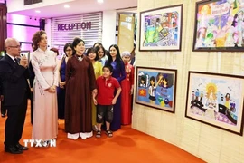 Phu nhân Tổng Bí thư, bà Ngô Phương Ly và Tổng Giám đốc UNESCO Audrey Azoulay thăm Bảo tàng Phụ nữ Việt Nam. (Ảnh: Minh Đức/TTXVN)