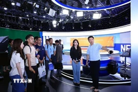 Các đại biểu thăm trường quay thuộc Trung tâm Nội dung số và Truyền thông. (Ảnh: Tuấn Anh/TTXVN)