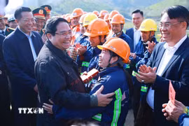Thủ tướng Phạm Minh Chính động viên, chúc Tết công nhân thi công dự án đường cao tốc Đồng Đăng (Lạng Sơn)-Trà Lĩnh (Cao Bằng). (Ảnh: Dương Giang/TTXVN)