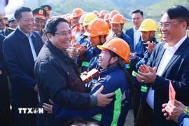 Thủ tướng Phạm Minh Chính động viên, chúc Tết công nhân thi công dự án đường cao tốc Đồng Đăng (Lạng Sơn)-Trà Lĩnh (Cao Bằng). (Ảnh: Dương Giang/TTXVN)