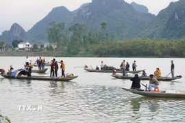 Lực lượng chức năng và người dân địa phương tích cực tìm kiếm nạn nhân mất tích. (Ảnh: TTXVN phát)