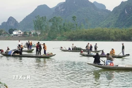 Lực lượng chức năng và người dân địa phương tích cực tìm kiếm nạn nhân mất tích. (Ảnh: TTXVN phát)