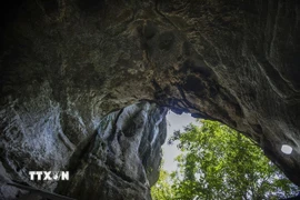 Vòm cổng vào Hang xóm Trại. (Ảnh: Trọng Đạt/TTXVN)