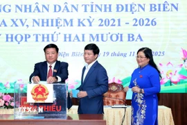 Các đại biểu tiến hành bỏ phiếu bầu Chủ tịch Ủy ban Nhân dân tỉnh Điện Biên. (Ảnh: Trung Kiên/TTXVN)