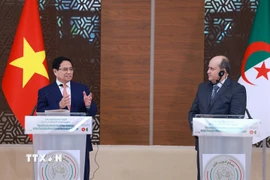 Thủ tướng Phạm Minh Chính và Thủ tướng Algeria Sifi Ghrieb gặp gỡ báo chí hai nước. (Ảnh: Dương Giang/TTXVN)