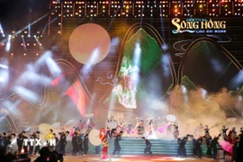 Sau lễ khai mạc, đông đảo người dân và du khách được đắm chìm trong không gian nghệ thuật rực rỡ sắc màu văn hóa và thắm đượm tình đoàn kết của Chương trình nghệ thuật gồm 3 chương. (Ảnh: Tuấn Anh/TTXVN)