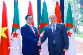 Thủ tướng Algeria Sifi Ghrieb đón Thủ tướng Phạm Minh Chính. (Ảnh: Dương Giang/TTXVN)