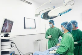 Các bác sỹ phẫu thuật cho bệnh nhân.