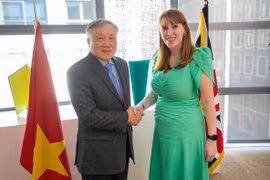 Phó Thủ tướng Thường trực Nguyễn Hòa Bình và Phó Thủ tướng Anh Angela Rayner tại cuộc gặp. (Ảnh: TTXVN phát)