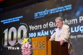 Giáo sư Serge Haroche, chủ nhân Giải Nobel Vật lý 2012 phát biểu tại Hội nghị. (Ảnh: TTXVN phát)