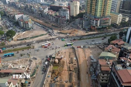 Thi công cầu vượt nút giao Nguyễn Chí Thanh. (Ảnh: Quốc Khánh/TTXVN)