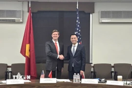 Thứ trưởng Bộ Ngoại giao Đặng Hoàng Giang và Quyền Trợ lý Ngoại trưởng Mỹ Fleet White. (Ảnh: TTXVN phát)