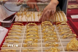 Vàng trang sức bày bán tại Công ty Vàng Bảo Tín Mạnh Hải. (Ảnh: Trần Việt/TTXVN)