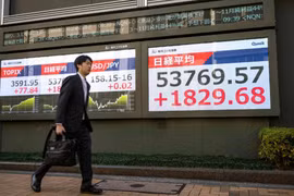 Bảng điện tử hiển thị các con số của chỉ số chứng khoán Nikkei 225 tại Tokyo. (Nguồn: AFP)
