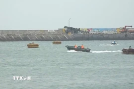 Lực lượng chức năng kiểm tra các phương tiện trong âu cảng Bạch Long Vỹ. (Ảnh: TTXVN phát)