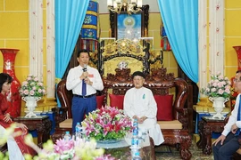 Lãnh đạo tỉnh Tây Ninh chúc mừng Đại lễ Đức Chí Tôn năm Ất Tỵ 2025 của đạo Cao Đài. (Ảnh: Minh Phú/TTXVN)