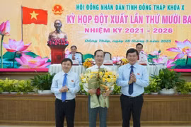 Bí thư Tỉnh ủy Đồng Tháp Lê Quốc Phong và Chủ tịch Hội đồng Nhân dân tỉnh Đồng Tháp Phan Văn Thắng tặng hoa chúc mừng ông Trần Trí Quang (giữa) được bầu giữ chức Chủ tịch Ủy ban Nhân dân tỉnh Đồng Tháp ngày 28/3/2025. (Ảnh: Nhựt An/TTXVN)