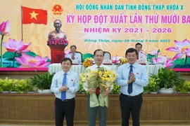 Bí thư Tỉnh ủy Đồng Tháp Lê Quốc Phong và Chủ tịch Hội đồng Nhân dân tỉnh Đồng Tháp Phan Văn Thắng tặng hoa chúc mừng ông Trần Trí Quang (giữa) được bầu giữ chức Chủ tịch Ủy ban Nhân dân tỉnh Đồng Tháp ngày 28/3/2025. (Ảnh: Nhựt An/TTXVN)