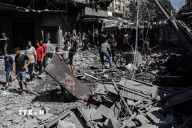 Những ngôi nhà bị phá hủy trong vụ không kích của Israel xuống thành phố Gaza ngày 11/9/2025. (Ảnh: THX/TTXVN)