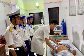 Quân y trên đảo Trường Sa, tỉnh Khánh Hòa thăm khám cho bệnh nhân gặp nạn. (Ảnh: TTXVN phát)