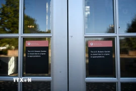 Thông báo đóng cửa tạm thời được dán tại lối vào vườn thực vật ở Washington, D.C., Mỹ, ngày 5/10/2025. (Ảnh: THX/TTXVN)