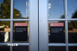 Thông báo đóng cửa tạm thời được dán tại lối vào vườn thực vật ở Washington, D.C., Mỹ, ngày 5/10/2025. (Ảnh: THX/TTXVN)