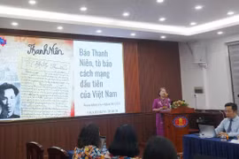 Đại biểu báo cáo tham luận tại toạ đàm. (Ảnh: Thu Hoài/TTXVN)