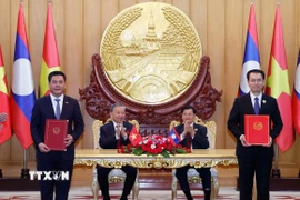 Tổng Bí thư Tô Lâm và Tổng Bí thư, Chủ tịch nước Lào Thongloun Sisoulith chứng kiến trao Biên bản ghi nhớ giữa Bộ Công Thương Việt Nam và Bộ Công Thương Lào về phát triển chuỗi liên kết công nghiệp giữa Việt Nam và Lào. (Ảnh: Thống Nhất/TTXVN)
